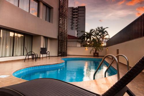 una piscina en medio de un edificio en Mai Suites Apart Hotel, en Santa Cruz de la Sierra