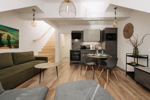 una sala de estar con un sofá y una mesa en Apartmán Viki - Rezidence K Lanovce, en Jáchymov