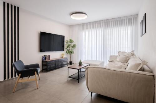 Televisyen dan/atau pusat hiburan di Wonderful 3 bedroom on the beach