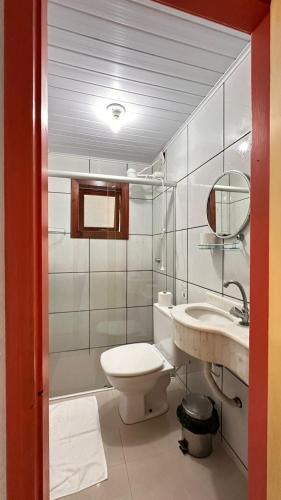 a bathroom with a toilet and a sink at Pousada Vieira in Paraty