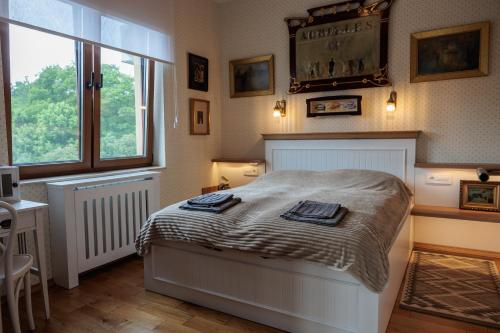 Un dormitorio con una cama con dos toallas encima. en Palic Memories by Vermes - Lake View, en Palić