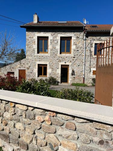 Monistrol-sur-LoireにあるLa maison de Berryの石造りの家