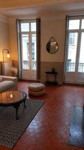 un salon avec un canapé et une table dans l'établissement Appartement calme à 100m des Allées Paul Riquet, à Béziers