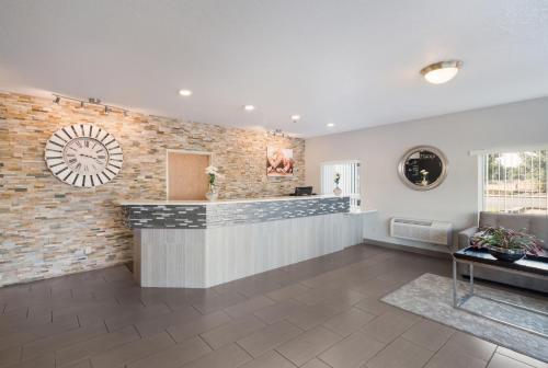 a lobby with a bar with a brick wall at Quality Inn & Suites Kennewick Tri-Cities in Kennewick