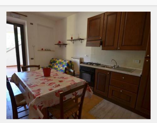 Dapur atau dapur kecil di trilocale in campagna con giardino ""ROSSO"