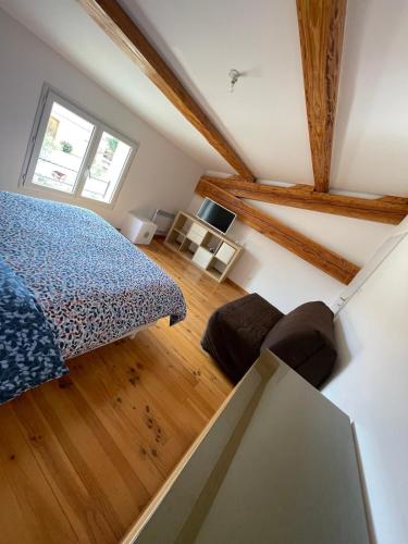 une chambre avec un lit dans une pièce avec des plafonds en bois dans l'établissement -Villa vigneronne moderne piscine et jaccuzi, à Saint-Jean-de-Fos