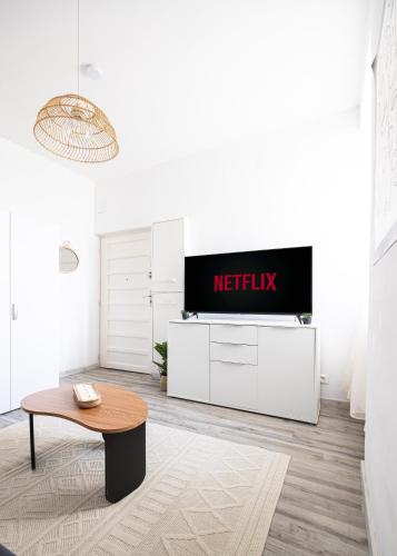 un salon avec une télévision et une table basse dans l'établissement Le Skandi Centre ville, à Reims