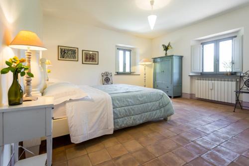 um quarto com uma cama e um armário azul em Podere Orto Wine Country House em Trevinano