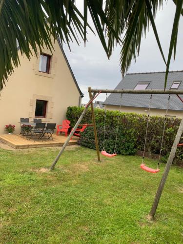 - une balançoire dans la cour d'une maison dans l'établissement Les Petites Maisons de la Clarté - La Bernique, à Perros-Guirec