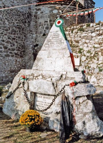a rock with a spear on top of it at Il Ponticello in Gradillo