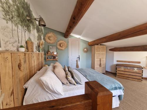 - une chambre avec un lit et un mur en bois dans l'établissement Magnifique maison de ville avec piscine au cœur de la Provence, à Salon-de-Provence