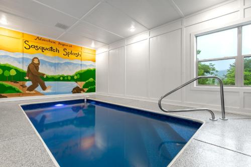 Sundlaugin á Sasquatch Splash Premier Private Pool Cabin with Hot Tub, Mtn Views, Arcade Games, Excellent Location eða í nágrenninu