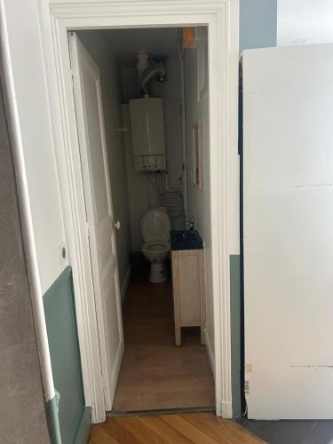 une petite salle de bains avec toilettes dans le couloir dans l'établissement Séjour à Paris, à Aubervilliers