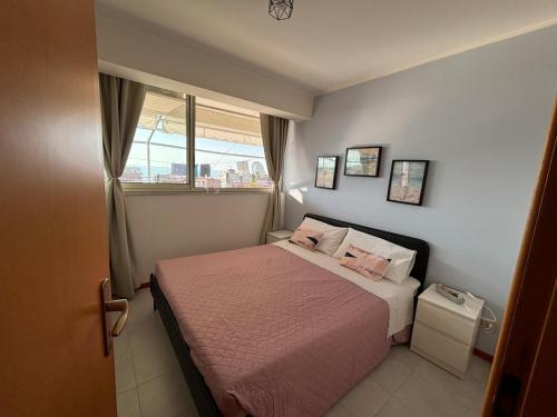 ein kleines Schlafzimmer mit einem Bett und einem Fenster in der Unterkunft Terrazza Fiumara in Letojanni