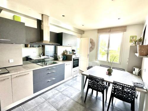 une grande cuisine avec une table et des chaises. dans l'établissement Villa 