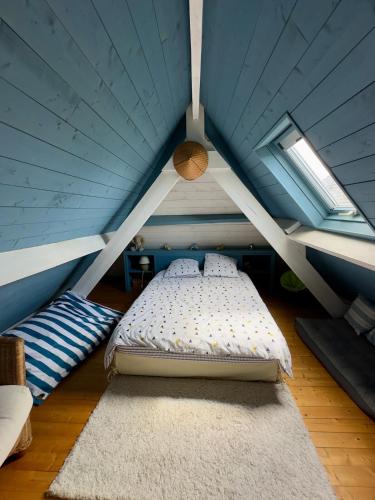 Ce lit se trouve dans un dortoir doté d'un plafond bleu. dans l'établissement Villa 