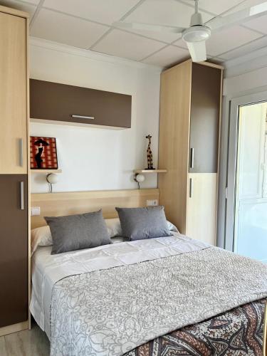 een slaapkamer met een groot bed met twee kussens bij Apartamento NEPTUNO PLAYA in Peñíscola
