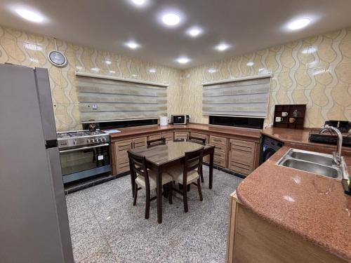 Kuchyň nebo kuchyňský kout v ubytování Raha's house