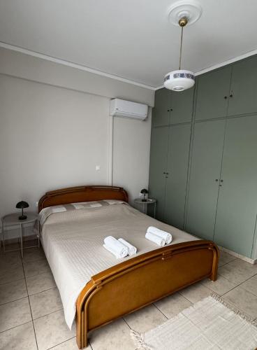 a bedroom with a bed with two towels on it at Olive House in Khalkoútsion
