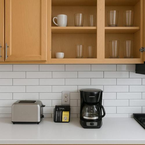 a coffee maker and toaster on a kitchen counter at 1BR Fully Equipped & Central - Belmont rep in Chicago