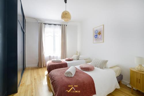 une chambre avec deux lits et une fenêtre dans l'établissement Casa, à Rouen