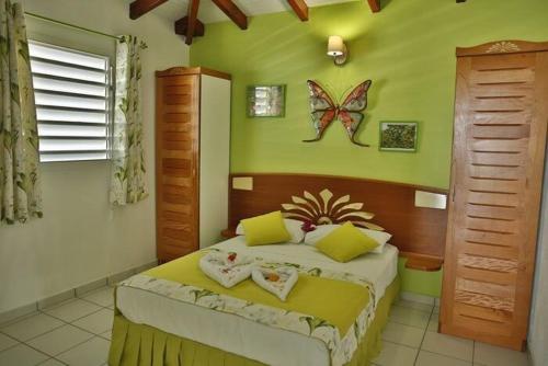 Postel nebo postele na pokoji v ubytování Chute du carbet Gîte Bain privée et piscine commune