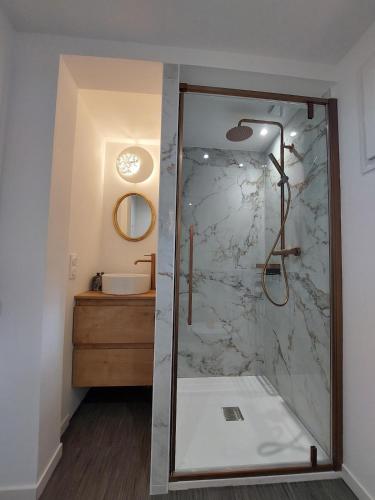 une salle de bain avec douche et lavabo dans l'établissement Un Petit Coin de Paradis, à Layrisse