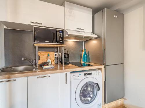 une cuisine avec un lave-linge et un réfrigérateur dans l'établissement Nice - Studette confort sur les toits au cœur du Vieux Nice, à Nice