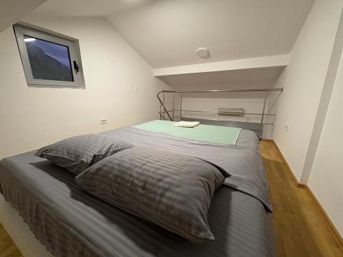 Кровать или кровати в номере Waterfront Apartments