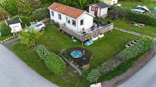 an aerial view of a house with a car on the yard at Trevligt fritidshus med underbar utsikt in Gothenburg