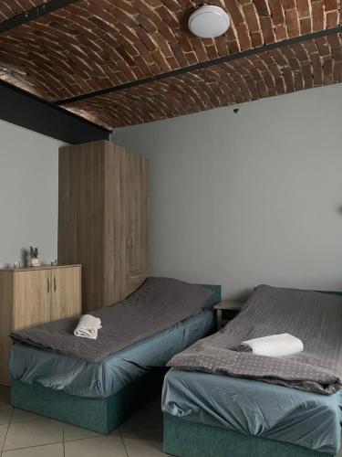 two twin beds in a room withthritisthritisthritisthritisthritisthritisthritisthritisthritis at Lawendowa Przystań - Dolina Baryczy in Ujeździec Mały