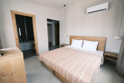 Nephos Beach Hotelにあるベッド