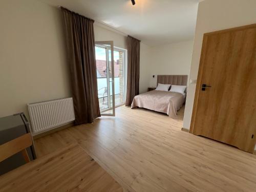 Ένα ή περισσότερα κρεβάτια σε δωμάτιο στο Wiatr & Woda Dębki