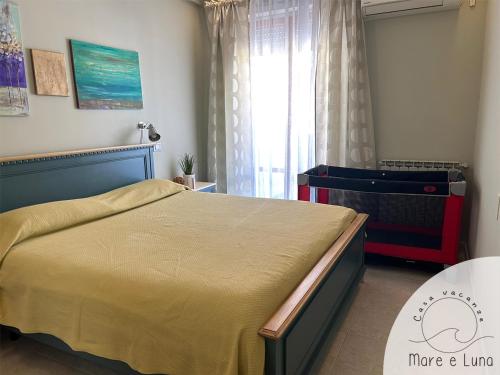 ein Schlafzimmer mit großem Bett und Fenster in der Unterkunft Casa vacanze - Mare e Luna in Montesilvano
