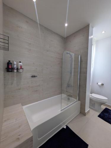 Ein Badezimmer in der Unterkunft Azalia Palms NEW Oceanview Villa