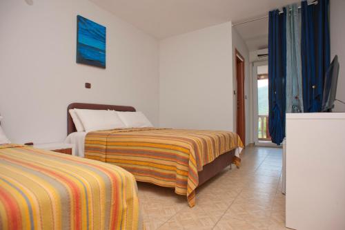 Un pat sau paturi într-o cameră la Apartments Gold