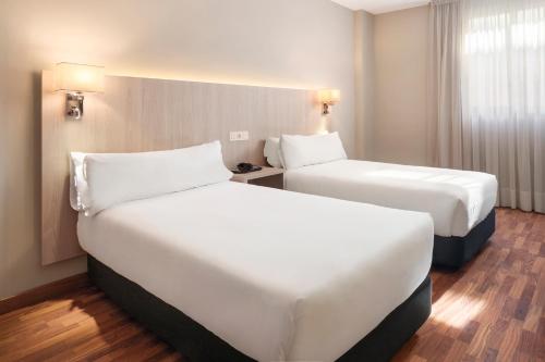 Una cama o camas en una habitación de B&B HOTEL Zaragoza Royal