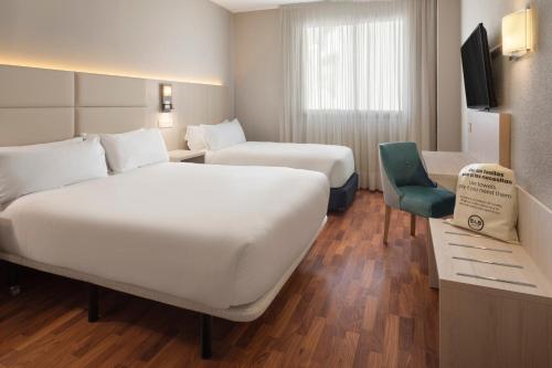 Postel nebo postele na pokoji v ubytování B&B HOTEL Zaragoza Royal