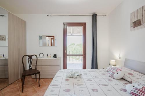 スティンティーノにあるCasa Antaresのベッドと椅子のある白い寝室