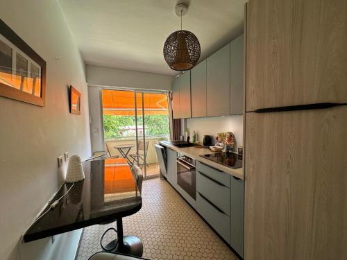 une cuisine avec un évier et une cuisinière four supérieur dans l'établissement Grand T2 direct sur la plage Arcachon Pereire, à Arcachon