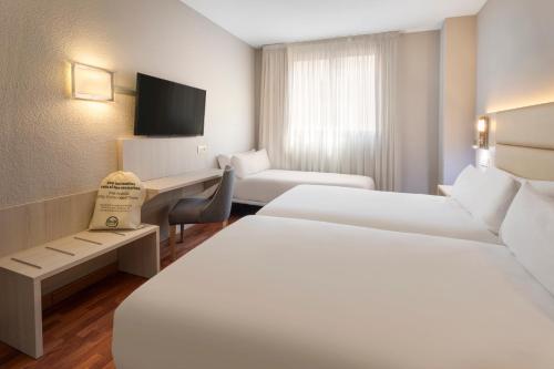 Una cama o camas en una habitación de B&B HOTEL Zaragoza Royal