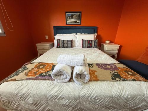 a bedroom with a bed with towels on it at Departamento con Vista al Río in Posadas