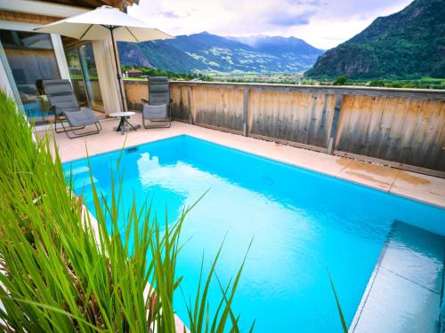Bazén v ubytování Tyrolchalet LITTLE LUCK - Chalet with Private Pool in Tyrol, presented by AlpenLuxus nebo v jeho okolí