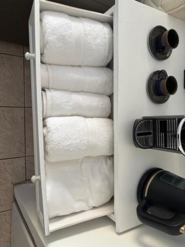 - un portant de serviettes dans la salle de bains dans l'établissement Cœur de Nice - Plage à 5min, à Nice