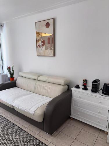 un lit dans une pièce à côté d'une armoire blanche dans l'établissement Cœur de Nice - Plage à 5min, à Nice