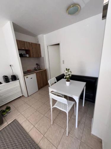 une petite table et des chaises blanches dans la cuisine dans l'établissement Cœur de Nice - Plage à 5min, à Nice