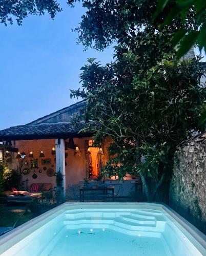 une piscine devant une maison dans l'établissement Charming 17th-century presbytery, à Saint-Laurent-du-Verdon