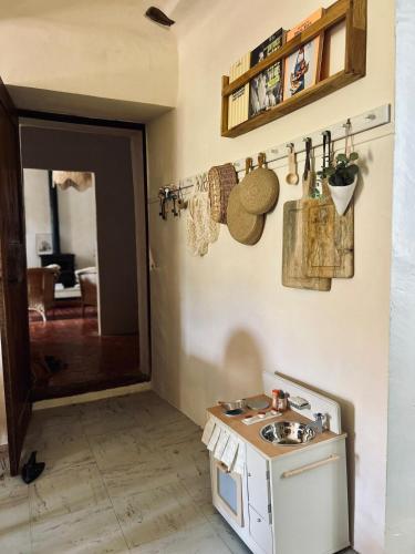 - une cuisine avec un évier dans la chambre dans l'établissement Charming 17th-century presbytery, à Saint-Laurent-du-Verdon