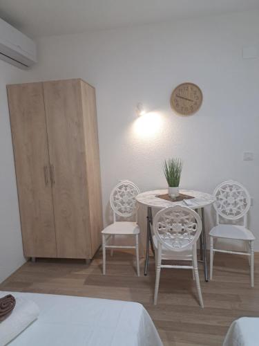 Katil atau katil-katil dalam bilik di Apartments&studio Villa Antigona