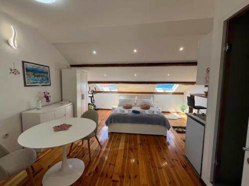 um quarto com uma cama e uma mesa em Rooftop Giovanina em Split